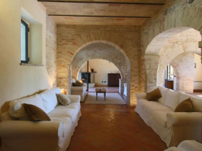 Гостиница Villa with private pool on an estate near Assisi  Тордандреа